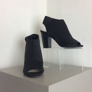 CHINESE LAUNDRY black peep-toe heel 7